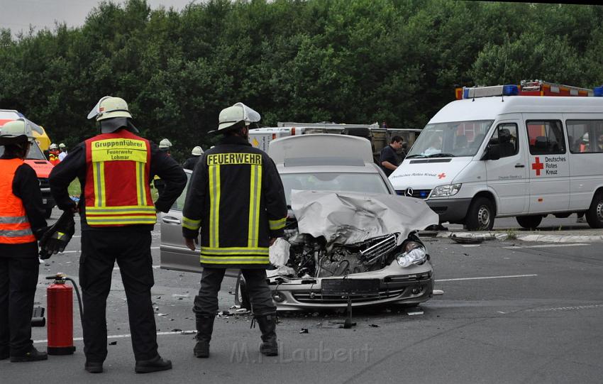 Schwerer Unfall mit Reisebus Lohmar Donrather Dreieck P382.JPG